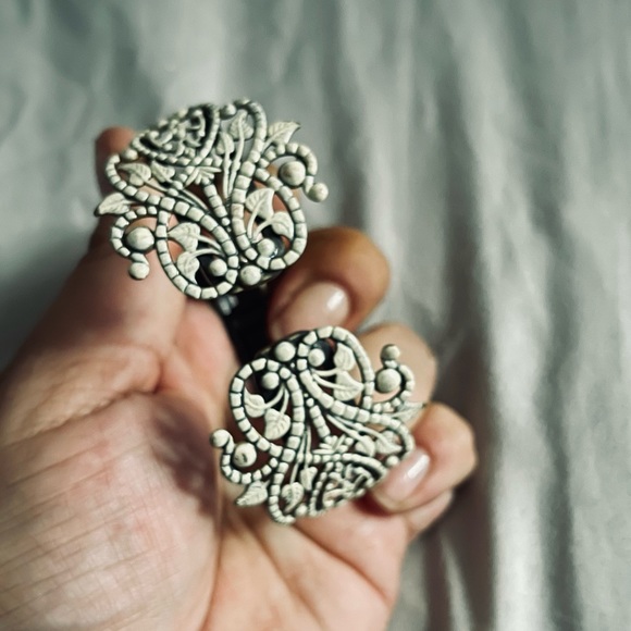 Oxidized cuff bracelet with stunning off-white detailing - Picture 4 of 5